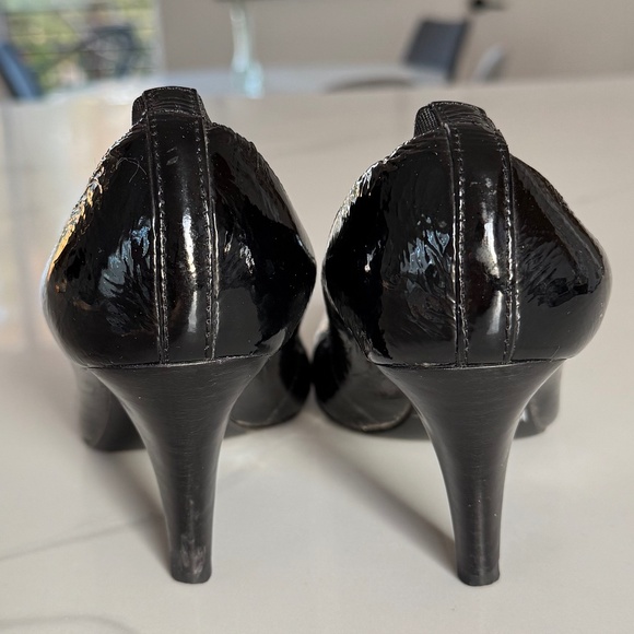 Tory Burch Caroline Patent Pumps with Gold Logo - 6.5 - Picture 3 of 6